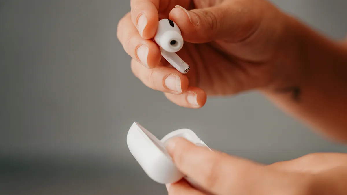 AirPods con fotocamera, iPhone anniversario e nuovo Foldable: ecco cosa starebbe preparando Apple per il 2027