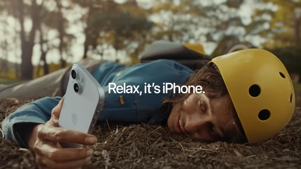 Apple ritira un cartellone per iPhone contestato a Milano