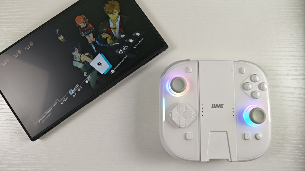 Joypad IINE Twin Lumina in mano durante una sessione di gioco