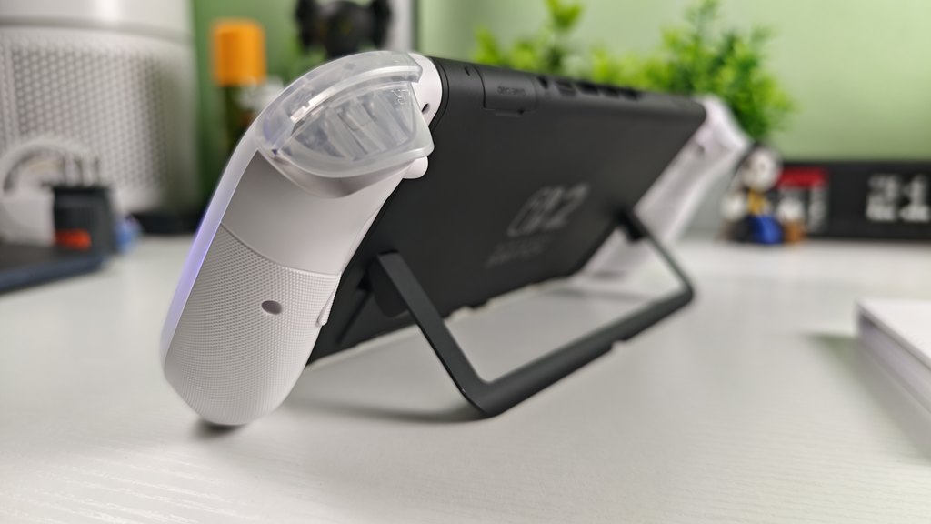 I due joypad IINE Twin Lumina agganciati alla console Nintendo Switch 2
