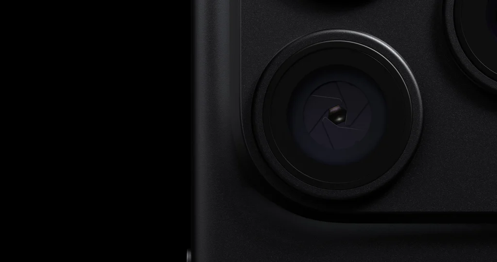 Il modulo fotocamere posteriore di iPhone 18 Pro con le lamelle del diaframma visibili nell'obiettivo principale