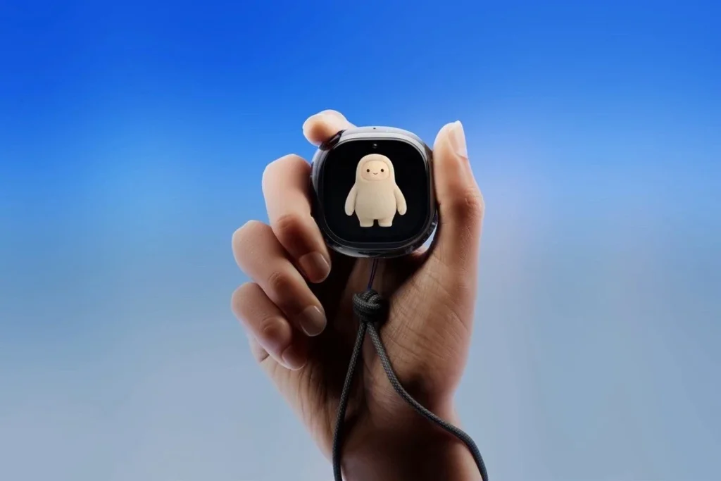 Il Meta Muse Charm visto da vicino, in'unimmagine che ci mostra la forma, l'avatar virtuale e le sue dimensioni contenute.