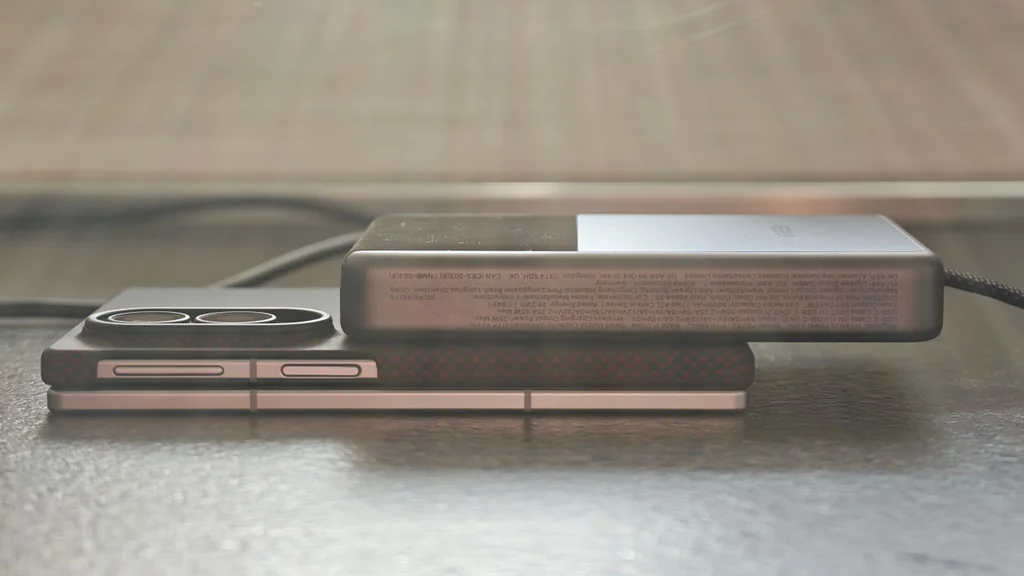 Il Samsung Galaxy Fold8 è così corto che risulta quantomeno buffo utilizzarlo con un qualsiasi powerbank magnetico.