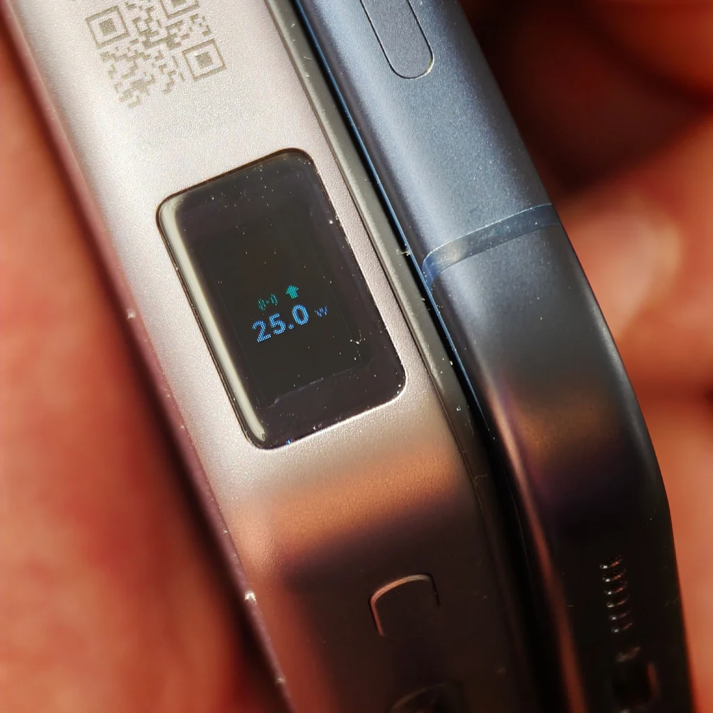 UGREEN MagFlow Pro Magnetic Power Bank 10000mAh 25W: il display integrato mostra il Wattaggio in uscita durante la ricarica
