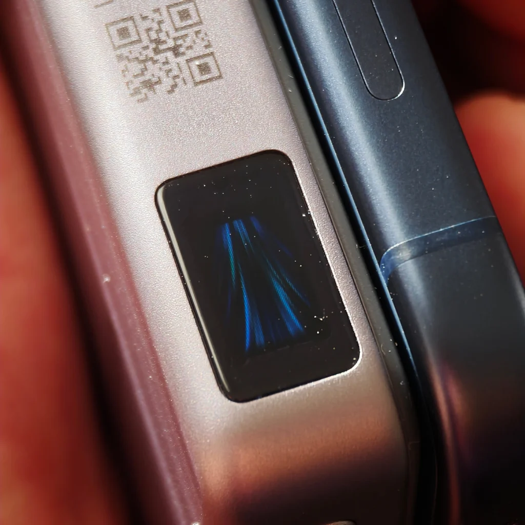 Il display interno dello UGREEN MagFlow Pro Magnetic Power Bank 10000mAh 25W può mostrare anche una piccola animazione di "raffreddamento"