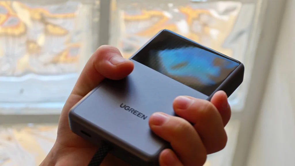 Le dimensioni dello UGREEN MagFlow Pro Magnetic Power Bank 10000mAh 25W sono molto contenute, tanto che può essere tenuto in mano anche da un bambino.