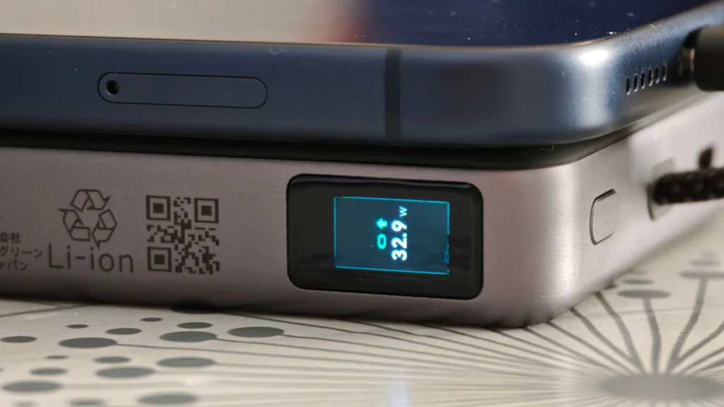 Lo UGREEN MagFlow Pro Magnetic Power Bank 10000mAh 25W ha un display che mostra l'assorbimento dello smartphone, in questo caso un iPhone 17 Pro Max collegato via cavo