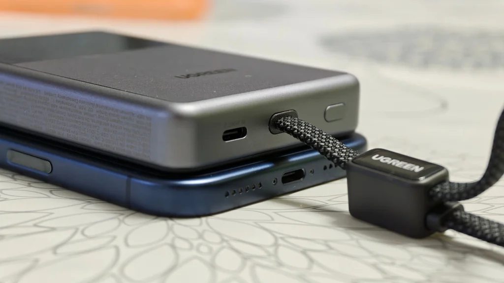 UGREEN MagFlow Pro Magnetic Power Bank 10000mAh 25W collegato via wireless ad un iPhone 17 Pro Max