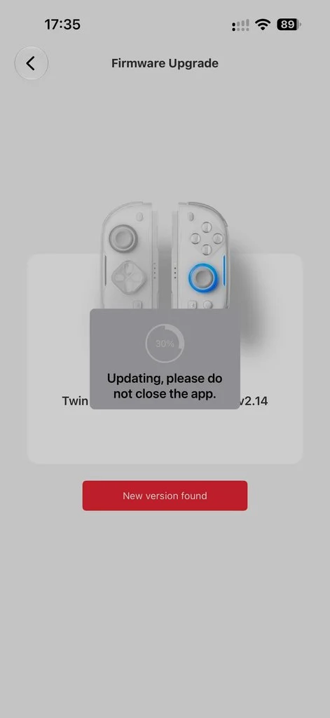 Joypad IINE Twin Lumina, vista laterale con il pulsante di accoppiamento