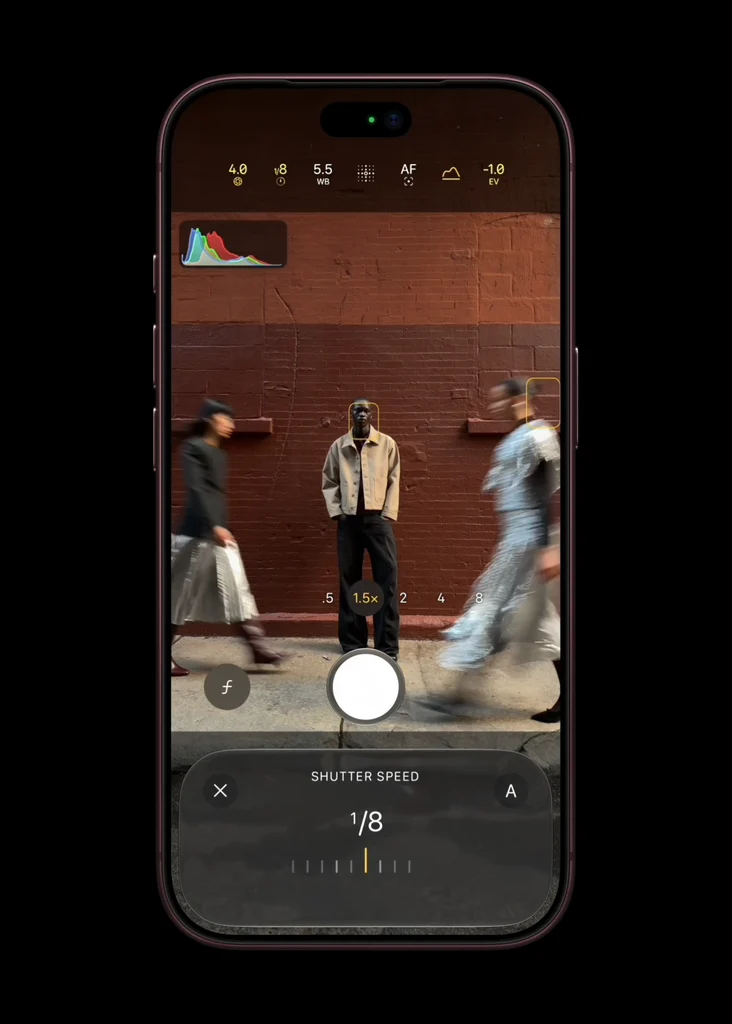 App Fotocamera di iPhone 18 Pro: tempo di scatto di 1/8 di secondo, con i passanti che risultano mossi