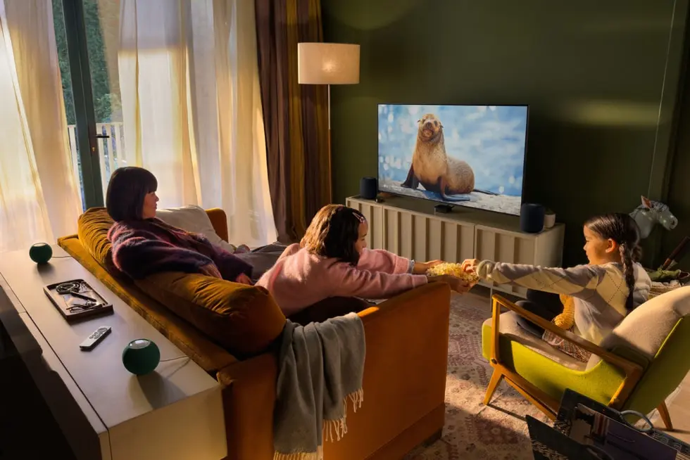 Una famiglia si gode momenti di relax con Apple TV 4K
