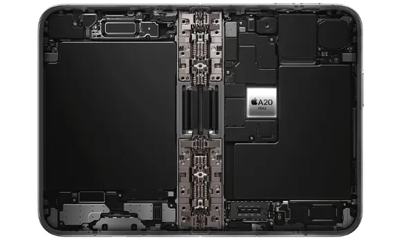 Interni dell'iPhone DUO, che evidenziano la doppia batteria e l'ingegnerizzazione della cerniera