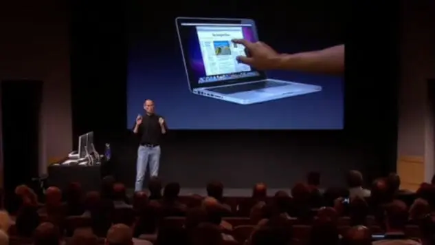 Steve Jobs disse che un MacBook touch sarebbe stato fuori da ogni logica, perché nessuno vuole toccare lo schermo del proprio portatile.