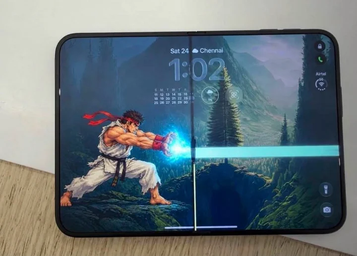 Schermo dell’iPhone Duo rotto lungo la cerniera, con una banda di pixel bianchi accanto alla crepa