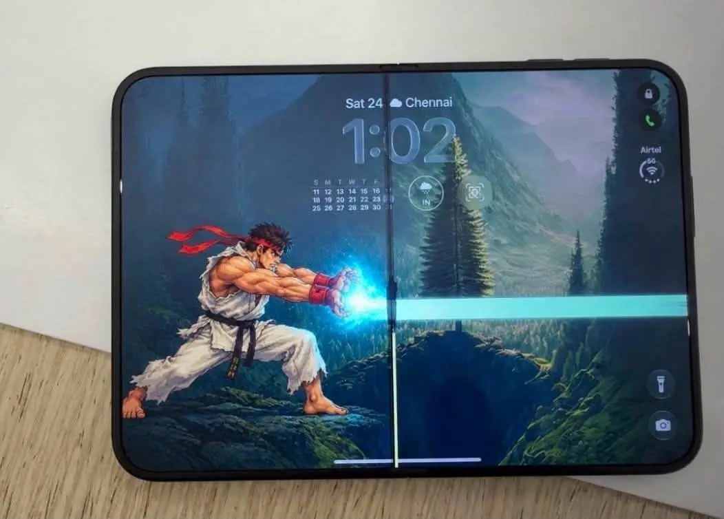 Schermo dell’iPhone Duo rotto lungo la cerniera, con una banda di pixel bianchi accanto alla crepa