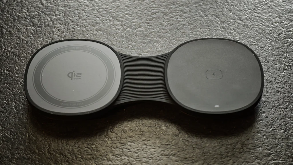 Lo UGREEN MagFlow 2-in-1 wireless charger è compatto, ed è composto da due basi rotondeggianti