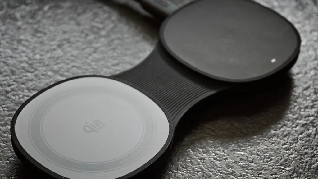 Con il suo pad gommato, lo UGREEN MagFlow 2-in-1 wireless charger non farà scivolare i vostri AirPods