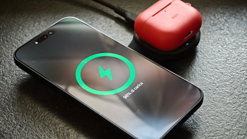 Lo UGREEN MagFlow carica contemporaneamente sia l'iPhone che gli AirPods