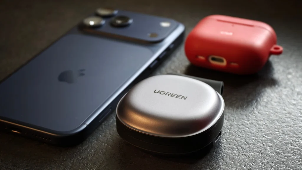 iPhone, AirPods e il caricatore UGREEN MagFlow 2-in-1 compact wireless charger