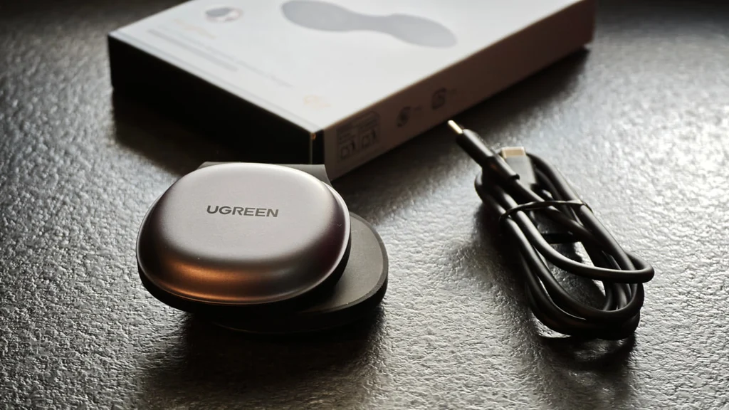 Confezione, Caricatore, Cavo. Questo è quello che avrete acquistando lo UGREEN MagFlow 2-in-1 compact wireless charger