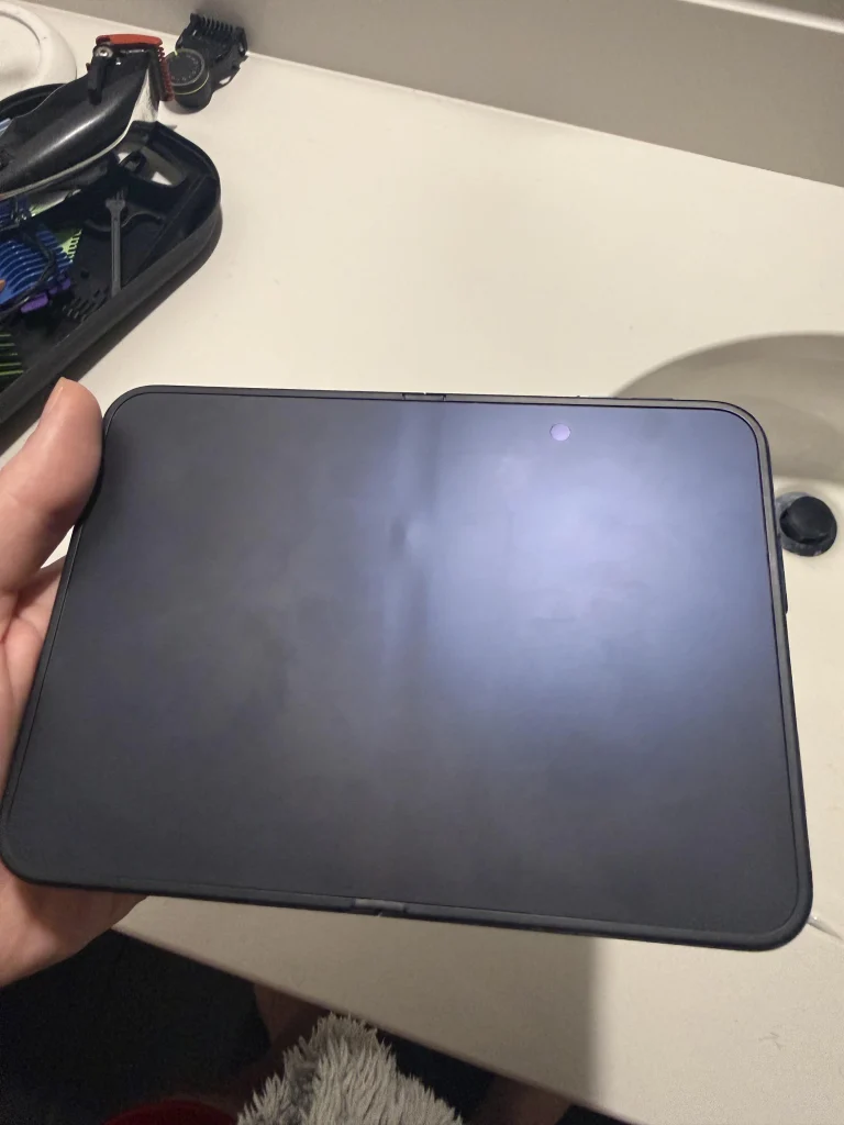 L'iPhone DUO di questo utente su Reddit presenta un piccolo bozzo all'altezza della cerniera. Molto preoccupante.