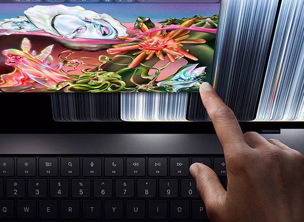 MacBook Pro con display PROLED XDR mostrato in modalità "touch"
